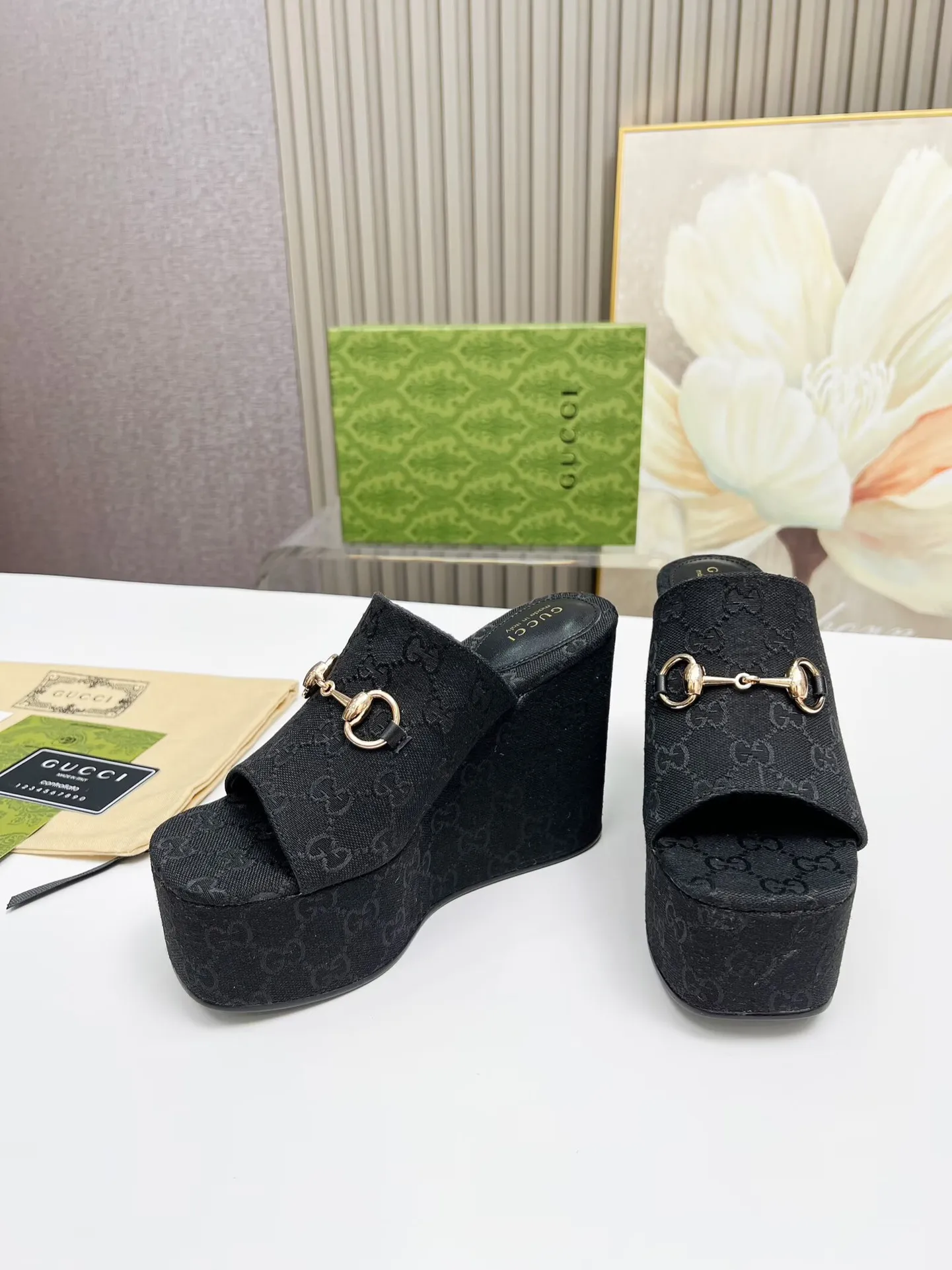 👟👟Ex-factory price 440👟👟 Gucci's new slippers, fashionable, high-end and full of personality✅ Very stable, comfortable and durable for daily use, convenient and unique for daily matching, a must-have classic for summer, the upper uses GUCCI brand buckles Inner/foot pads: sheepskin Platform height: 11cm Color: black, brown Size: 35-42 (41, 42 need to be customized) Packing: Comes with cloth bag cards.